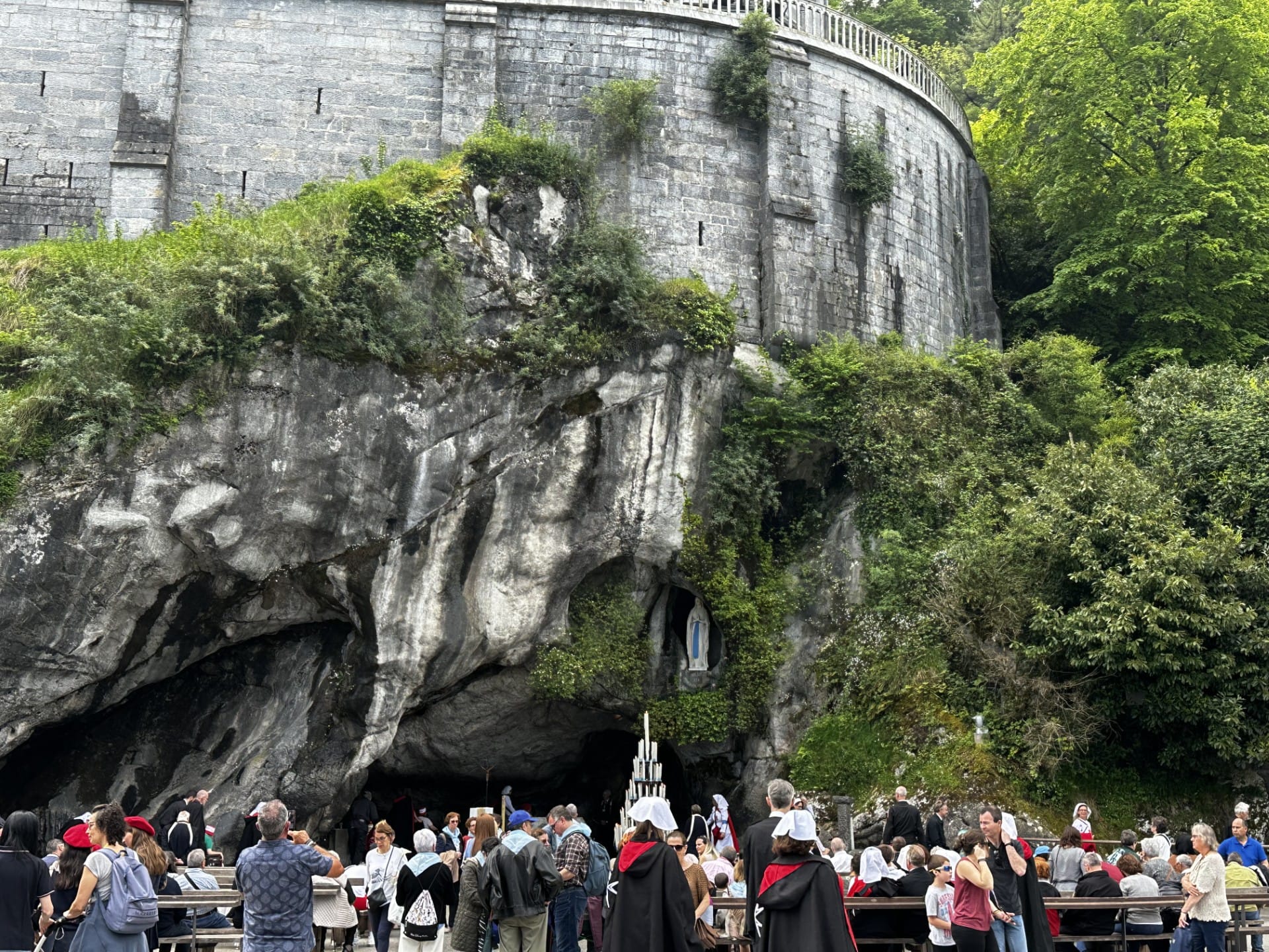 Lourdes, csoda, barlang, forrás, Szűzanya