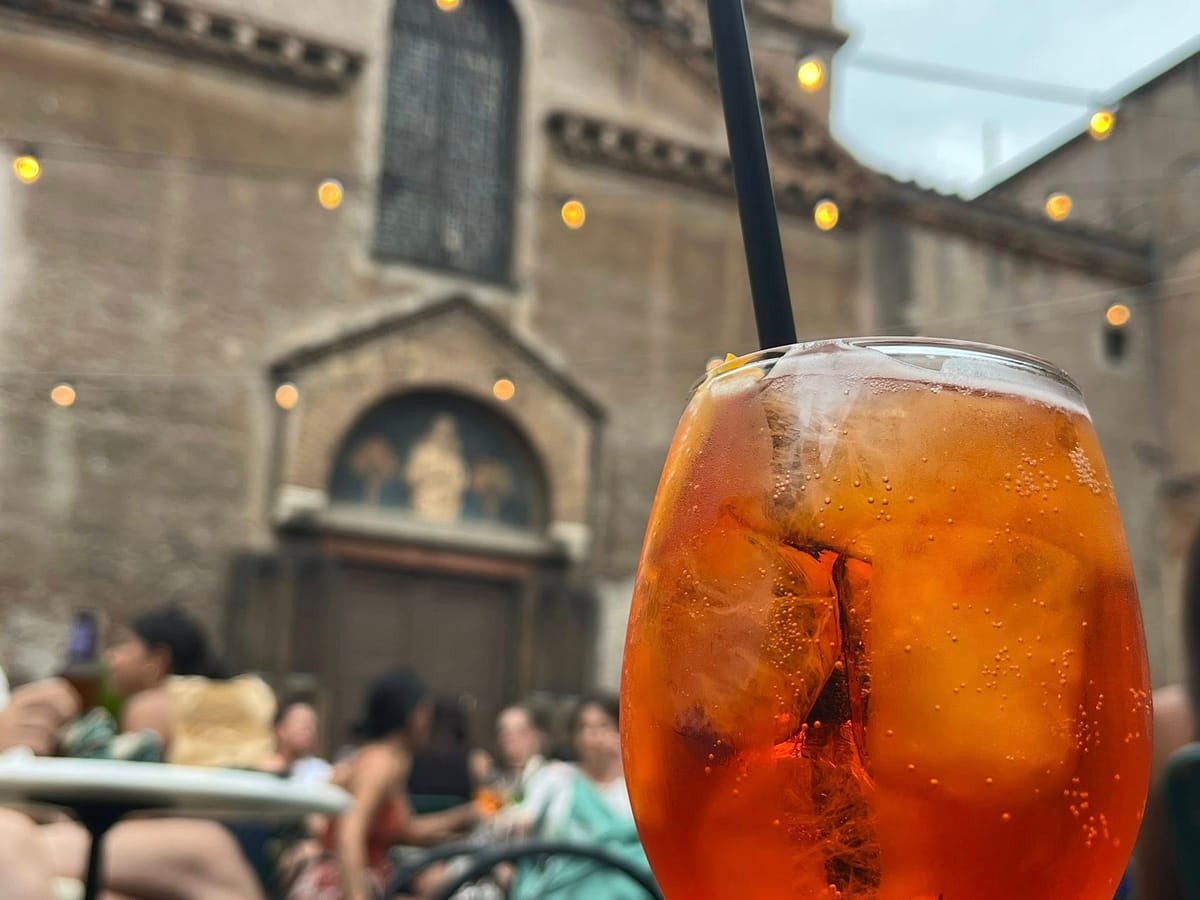 aperol, templom, spritz, kert, bár, fiatalok, múzeum, kikapcsolódás, közösség, öröm, ünnep